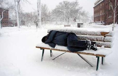 Persoane fără adăpost, depistate de poliţişti