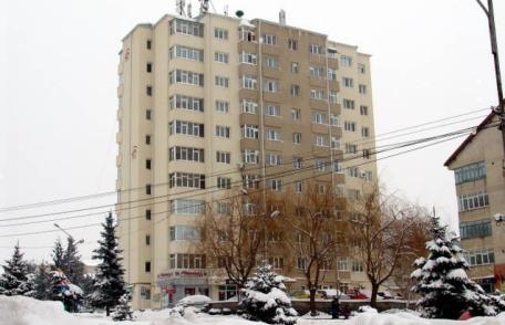 Căutând BLOCUL TURN cu lumânarea…