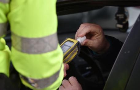 Depistat de polițiști la volanul unui autovehicul deși nu avea permis și era sub influența alcoolului