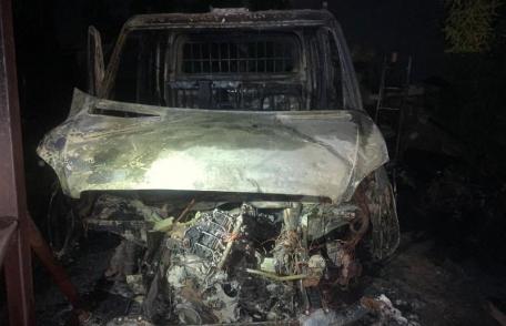 Tânără arestată preventiv de polițiștii dorohoieni pentru că a incendiat două autoturisme
