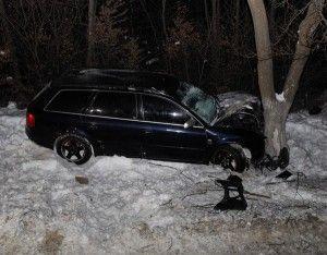 Accident, astăzi dimineaţă, la Cucorăni! Patru tineri au intrat cu maşina într-un copac