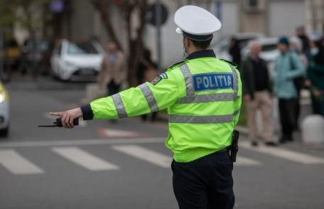 Un dorohoian, fără permis, la plimbare cu mașina. Prietenul său l-a lăsat să fie șofer, până când l-au prins polițiștii