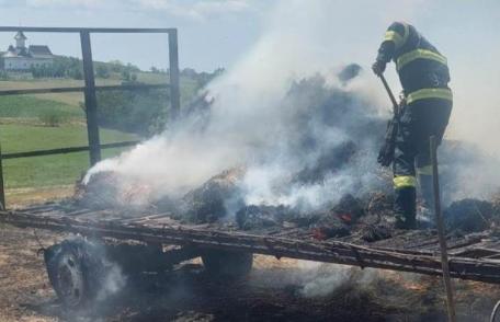 Peste cinci tone de furaje și o platformă auto au fost mistuite de flăcări - FOTO