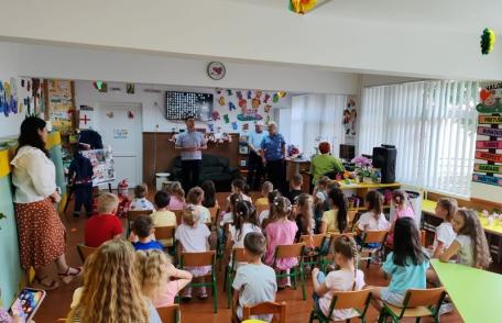 Pompierii alături de preșcolarii Grădiniței cu Program Prelungit „Albă ca Zăpada” Dorohoi, la „Grădinița de vară în domeniul situațiilor de urgență”