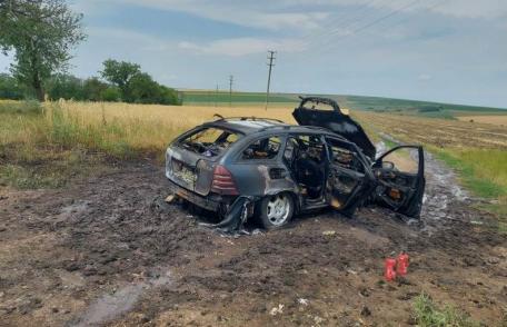 Mașină distrusă într-un incendiu, pe DN 29