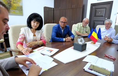 Consiliul Județean Botoșani: A fost semnat contractul de achizitionare a 8 autogunoiere - FOTO