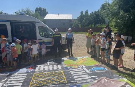 Polițiștii botoșăneni alături de copiii aflați la Școala de Vară