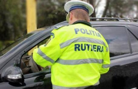 Două tinere de 18 și 21 de ani prinse conducând fără permis