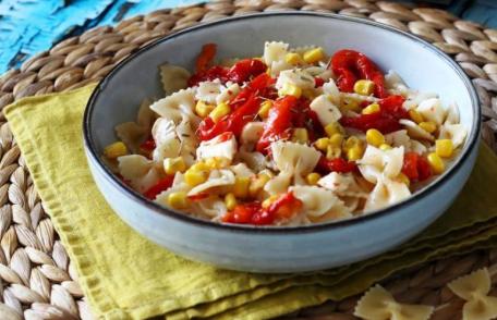 Salată de paste reci, cu ardei și porumb