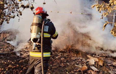 O țigară aprinsă aruncată la întâmplare a provocat un incendiu care a cuprins o locuință din Albești