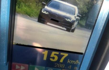 Nu a oprit la semnalele polițiștilor dorohoieni după ce s-a urcat la volan fără a avea permis de conducere