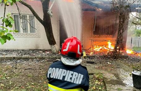 Copaci rupți și casă aprinsă de la un fulger după furtunile din ultimele ore - FOTO