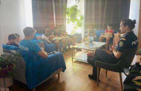Sesiune de informare susținută de polițiștii botoșăneni pe tema actelor de alertare abuzivă a autorităților şi a riscurilor generate de consumul de dr