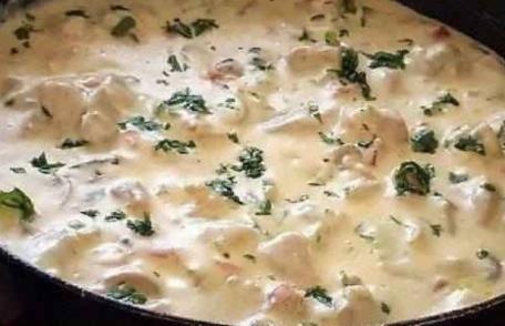 Piept de pui cu ciuperci și sos alb