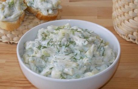 Salată de fasole verde cu iaurt și usturoi