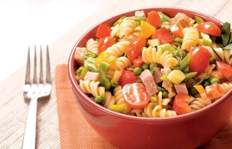 Salată de paste cu legume