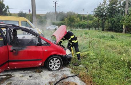 Autoturism parcat în curtea unui service cuprins de flăcări - FOTO