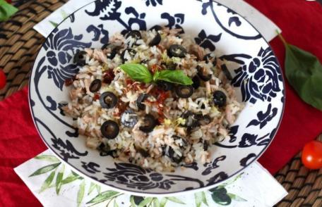 Salată mediteraneană de orez, ton și măsline