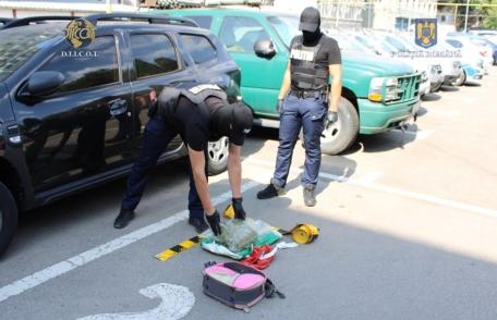 Depistat în flagrant delict, de către polițiști, cu peste 1 kg de canabis - FOTO