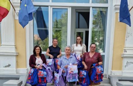 Doamnele Social-Democrate au organizat o acțiune caritabilă prin care au dăruit ghiozdane echipate cu rechizite - FOTO