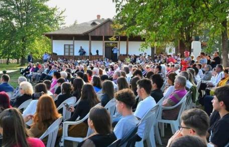 Transport gratuit la spectacolul „Acasă la Enescu” asigurat de Consiliul Județean