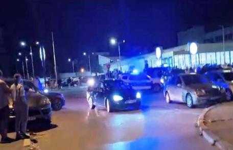Scandal in parcarea unui hipermarket din Botosani! Poliția împiedicată să încătușeze doi frați scandalagii