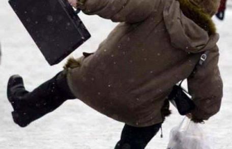 O angajată a unei pensiuni și-a fracturat piciorul în drum spre locul de muncă