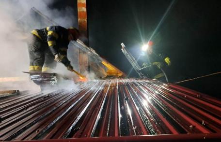 Casă în pericol din cauza unui incendiu izbucnit în jurul coșului de fum