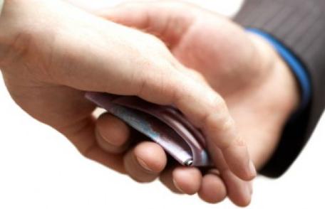 Agent de poliţie sucevean prins când lua mită