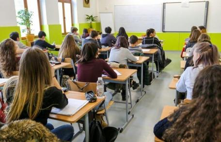 Elevii vor fi rotiți în bănci la fiecare modul. Cum motivează Ministerul Educației această propunere