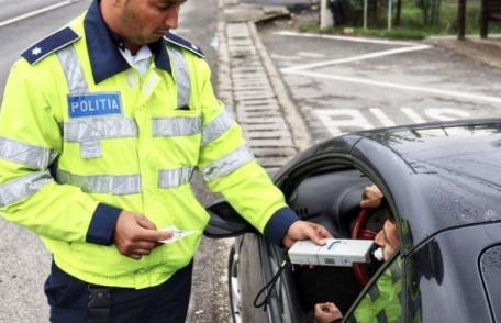 Tânăr din Dersca depistat fără permis și băut la volan, scos din trafic de polițiști