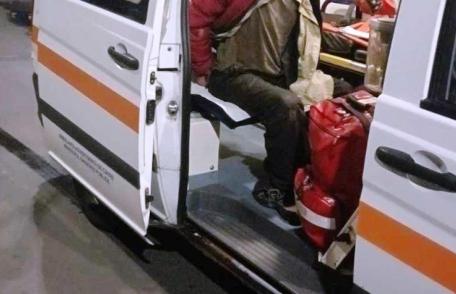 Un om al străzii recalcitrant luat pe sus de polițiștii locali și dus la psihiatrie după ce a făcut scandal