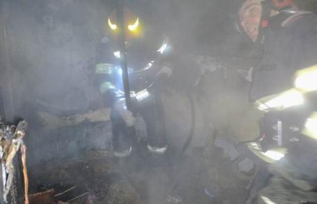 Bunurile aflate într-o încăpere au luat foc de la jarul căzut din sobă