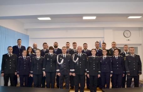 23 de polițiști avansați în grad cu ocazia Zilei României
