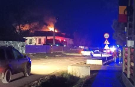 Acoperișul școlii din Cristești cuprins de flăcări - FOTO