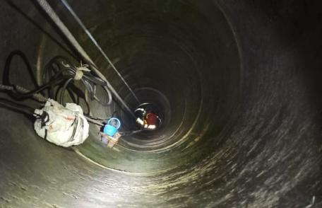 Câine căzut într-o fântână salvat de pompierii din cadrul Detașamentului Dorohoi - FOTO