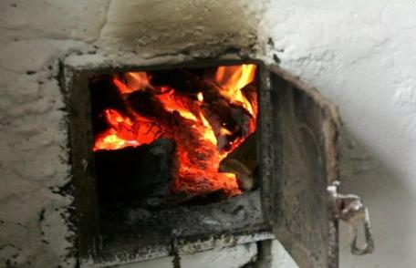 Atenție la jarul căzut din sobă: locuință din Ștefănești cuprinsă de flăcări