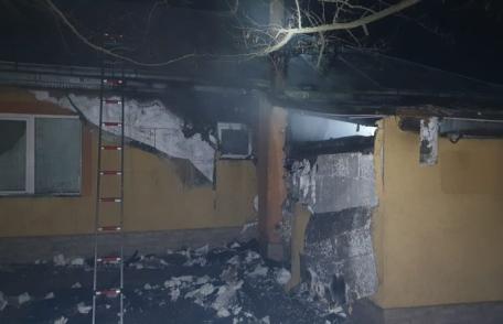 Noapte cu ghinion pentru o mamă și fiica ei din Săveni. Acoperișul unei anexe, lipită de casă, a luat foc
