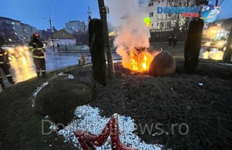 Un ornament stradal cu specific de iarnă a luat foc într-o intersecție din Dorohoi - FOTO