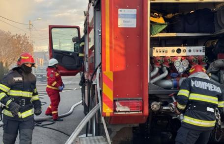 Femeie salvată de pompieri dintr-un apartament în care s-a produs un incendiu. Alte nouă persoane au fost evacuate