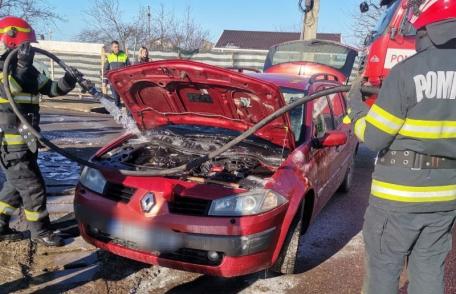 Autoturism cuprins de flăcări în timp ce se deplasa pe un drum din județ