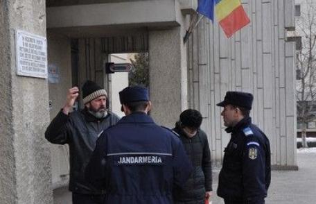Familie din Şendriceni în greva foamei în faţa Prefecturii