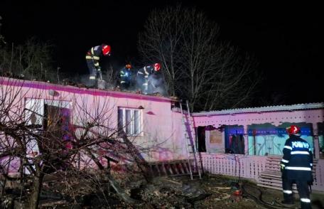 Pompierii solicitați să intervină pentru stingerea unui incendiu izbucnit la acoperișul unei case
