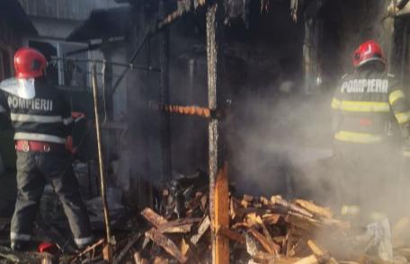 Pagube însemnate după un incendiu izbucnit în camera centralei a unei case