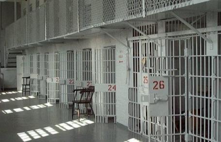 Botoșănean condamnat la 15 ani de închisoare după ce și-a stropit concubina cu benzină