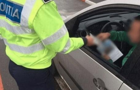 Șofer de 71 de ani, în stare avansată de ebrietate oprit de polițiști deoarece conducea haotic