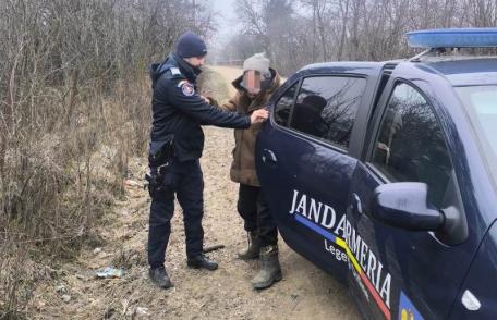 Bătrân din Hudești salvat de la îngheț de un echipaj de jandarmi - FOTO
