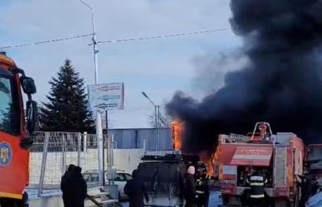 Atelier de reparaţii auto din Botoșani cuprins de flăcări