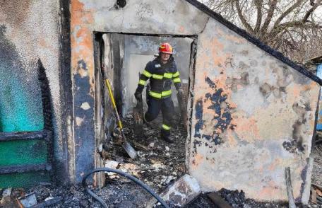 Casă aprinsă de jarul căzut din sobă pe materiale combustibile. Un bătrân a avut nevoie de îngrijiri medicale