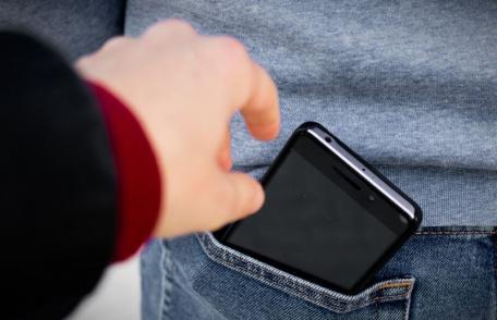 Prins de polițiști după ce a furat telefonul unui bărbat din Corlăteni, aflat în stația CFR